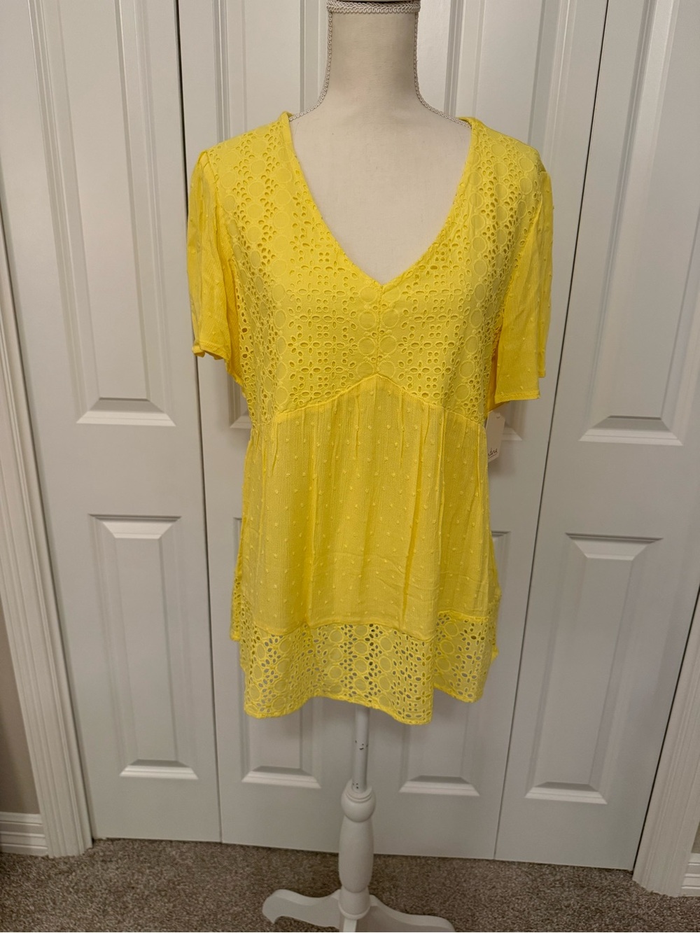 Nurture Westbound Yellow Eyelet V-Neck Tunic Size Large NWT